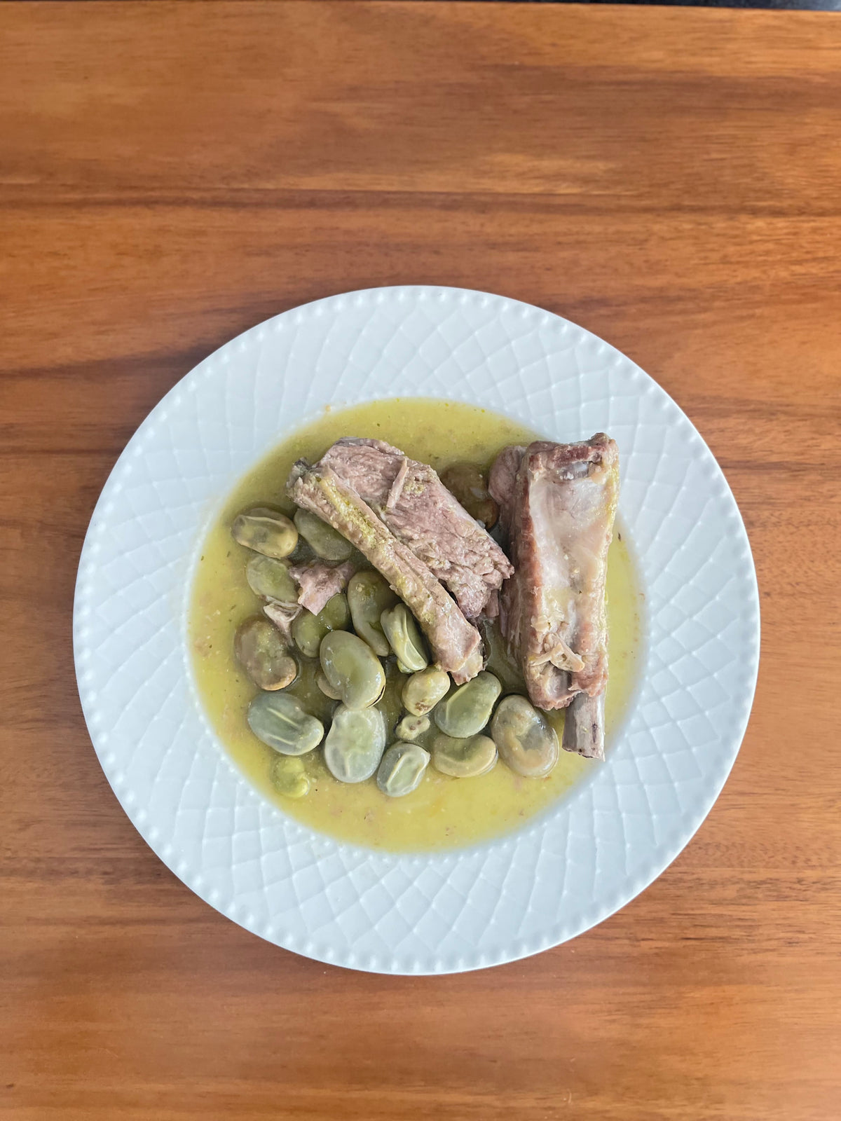 Costillas de cerdo en salsa verde con habas