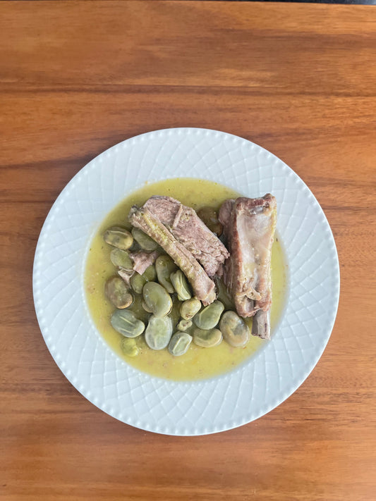Costillas de cerdo en salsa verde con habas